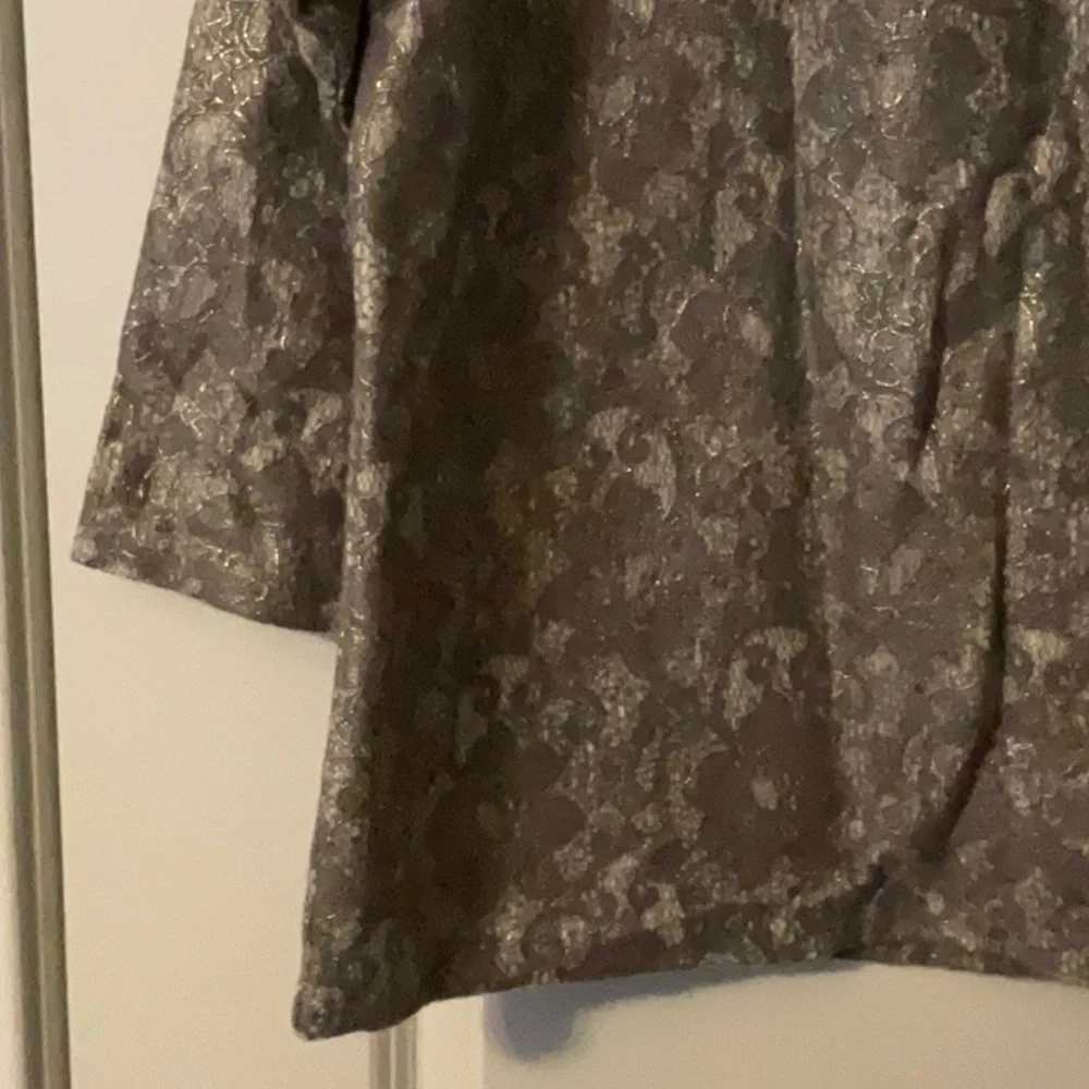 Banana Republic Silver Floral Bonded Lace Blouse, Size XL, NWT - Picture 4 of 4